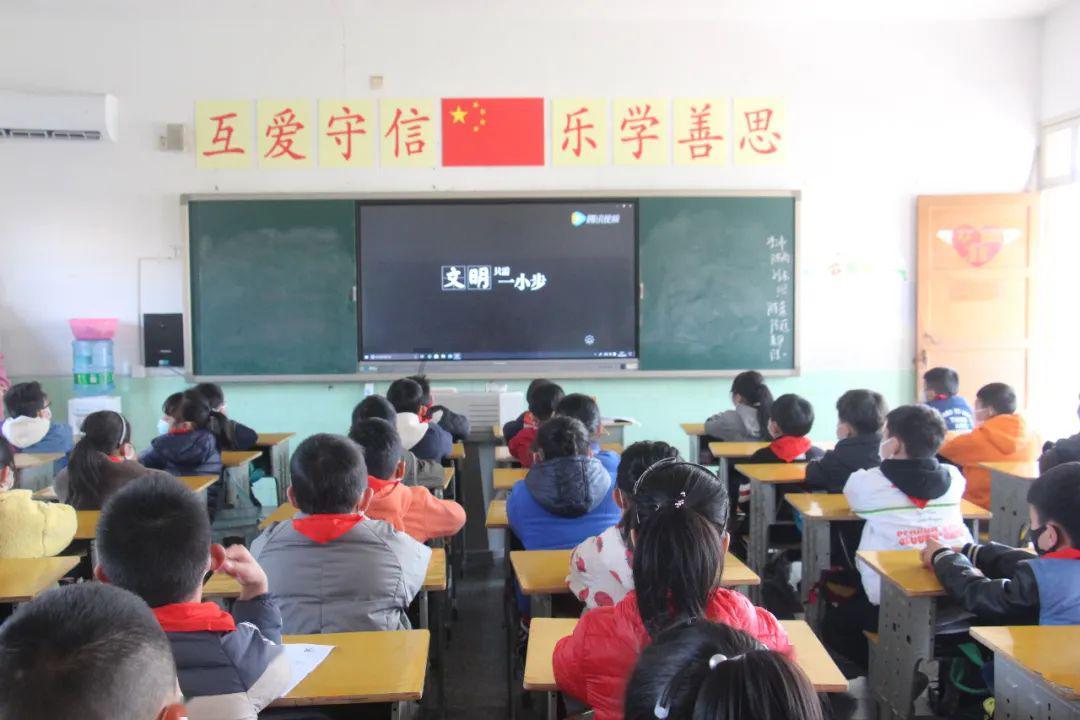 逃离残破的机舱